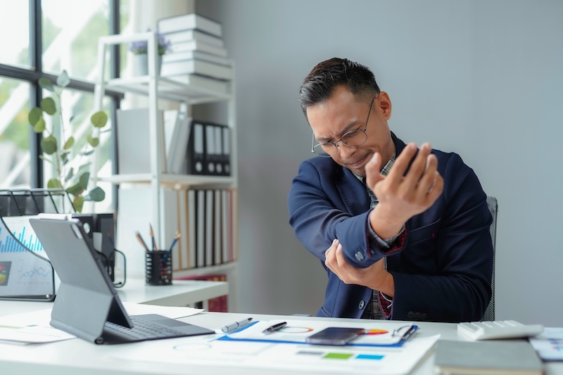 Elbow Pain and Repetitive Strain Injuries: Prevention Tips for Athletes and Desk Jockeys Elbow Pain and Repetitive Strain Injuries: Prevention Tips for Athletes and Desk Jockeys